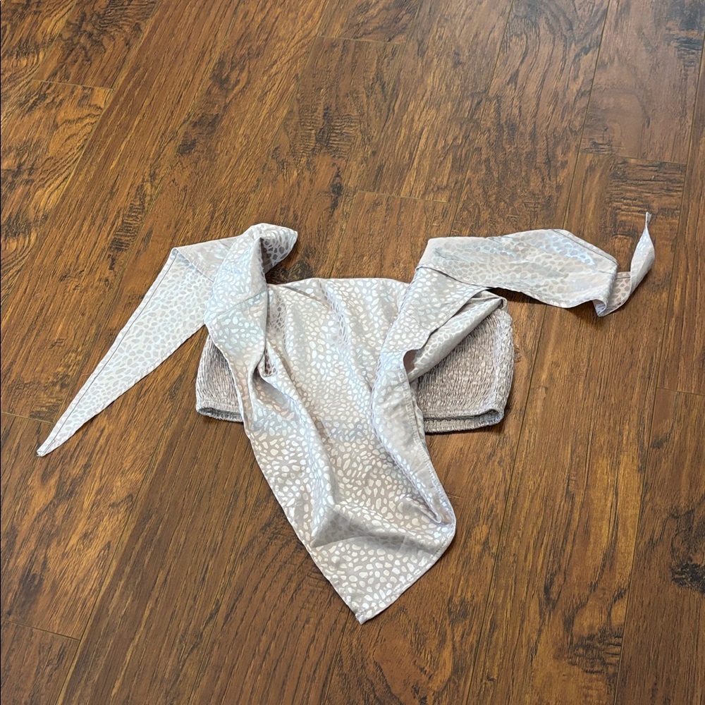 Bandana crop top size medium sweet generis 
M silver silky iridescent cheetah